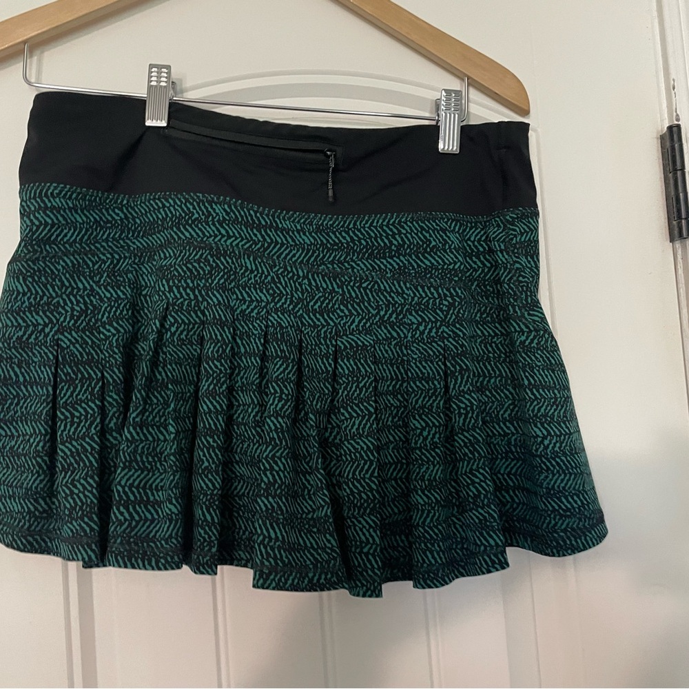 Lululemon Circuit Breaker Skirt 
Mini Trax Hunter Green Black / Black - Picture 6 of 9